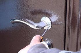 Замена дверной ручки металлической двери в Люберцах